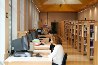 Imagen de personas en biblioteca