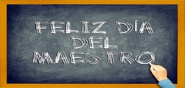 Imagen de pizarra con las palabras 'Feliz Día del Maestro' escritas en tiza por una mano que aparece en el vértice inferior derecho. Pinterest ('imágenescool').