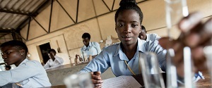 Imagen de adolescente en clase de Química. Zambia. Foto de UNICEF.