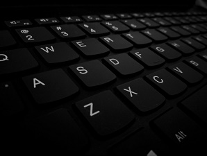 Imagen de teclado de ordenador sobre fondo negro.