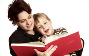 Imagen de madre e hijo leyendo