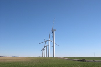 Imagen de un campo con aire eolico