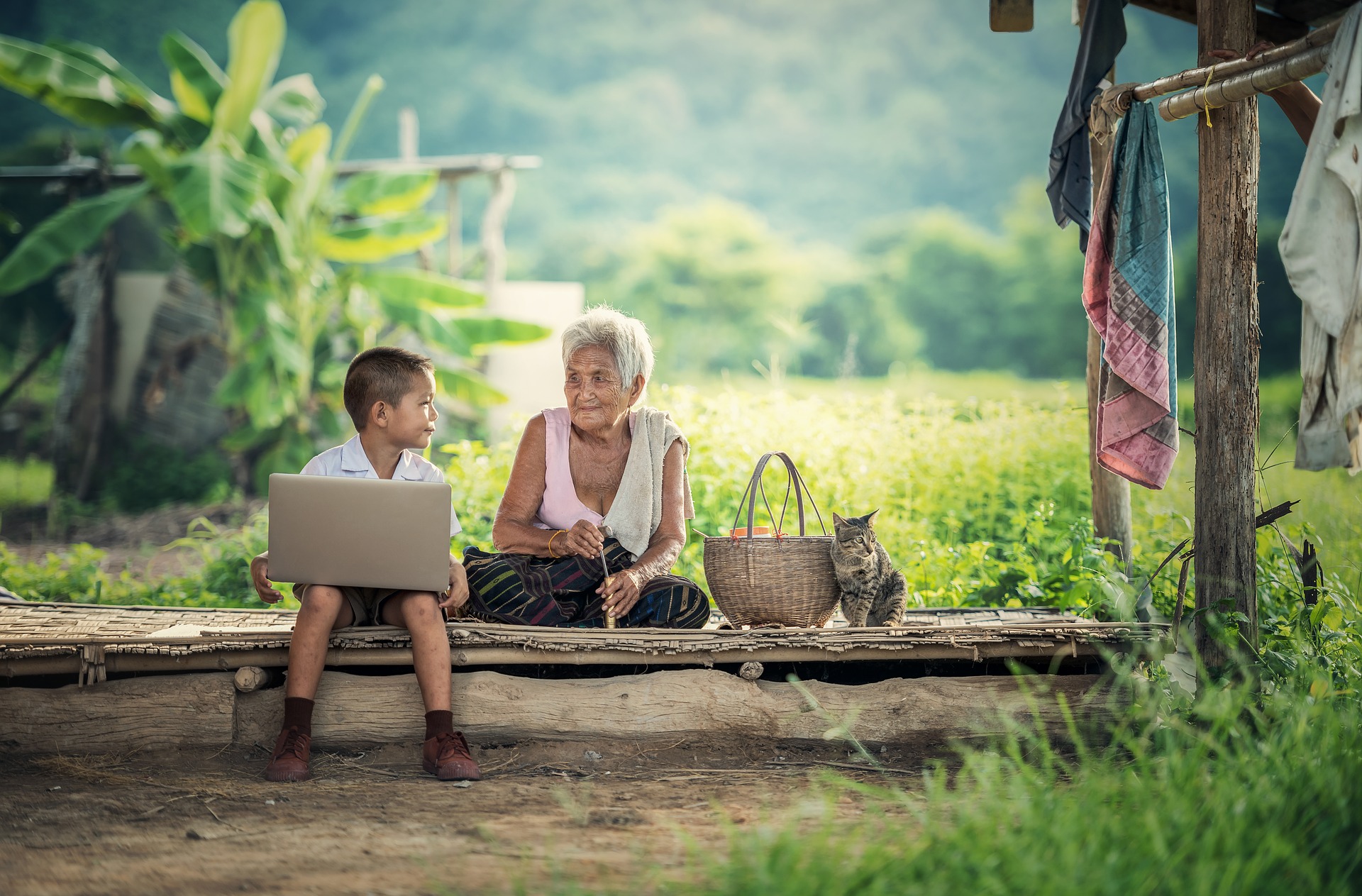 Foto de abuela y nieto con ordenador portátil