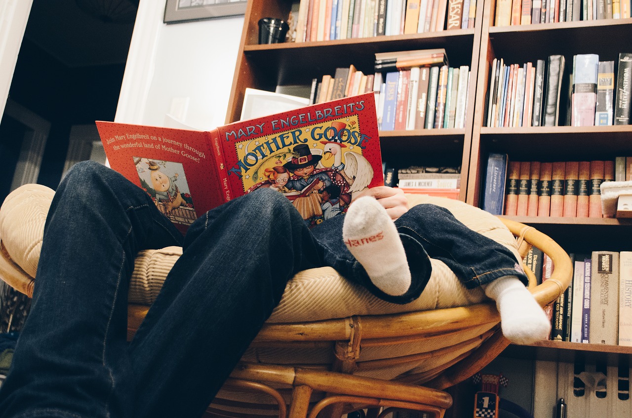 Fotografía de padre leyendo con un niño
